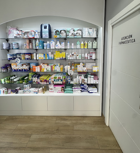 Farmacia "La Vieja" Lcdo. Bruno Márquez Rodríguez/Lcda. Olga Hortensia González Felipe