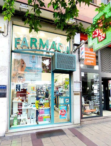 Farmacia Puente Colgante (Ldos. Elena González Vaamonde y Carlos Gómez González)