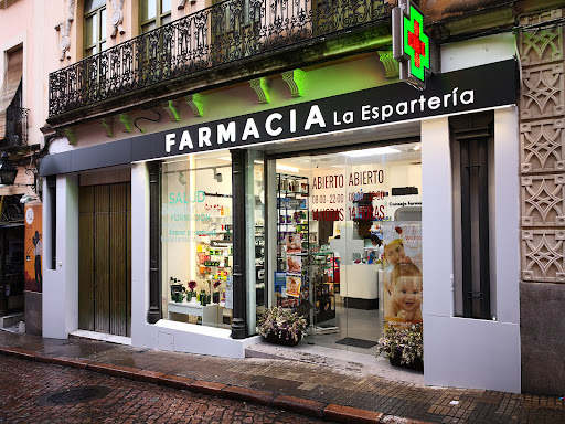 Farmacia La Espartería. Lcda. Genoveva Lucena Bello